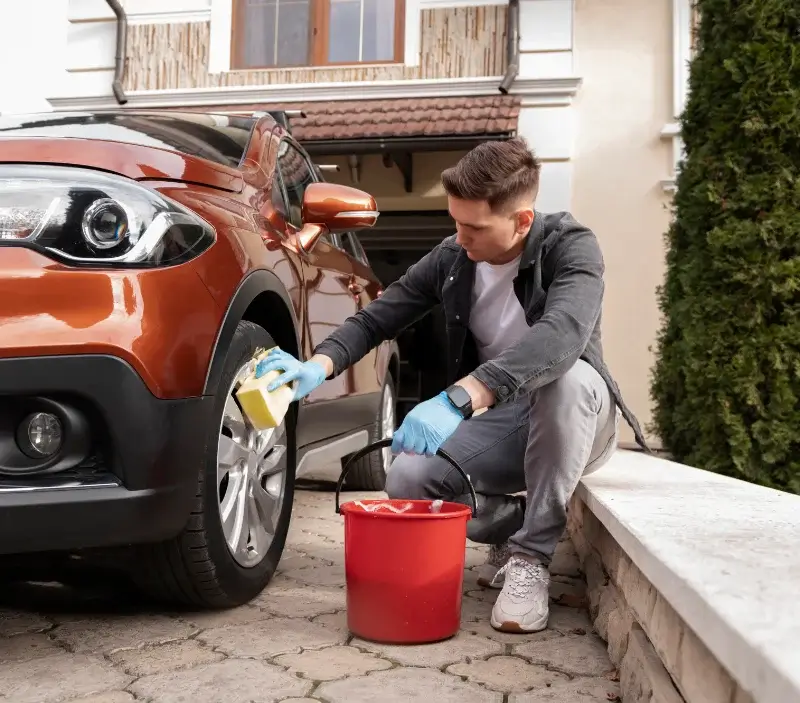 Lavage auto à domicile Saint-Philbert-de-Bouaine : professionnel intervenant sur un véhicule